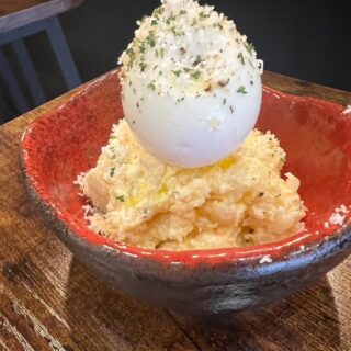 【激推しメニューのご紹介】 **ポテトサラダ(半熟玉子乗せ)**は…