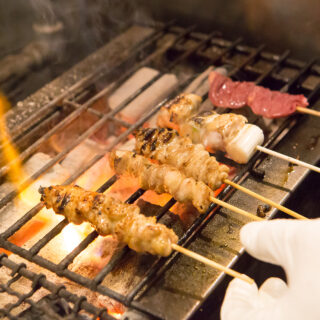 ジューシー焼鳥 炭火で豪快に焼き上げた国産の朝引き鶏が自慢 …