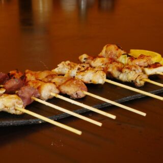 豪快な炭火焼き 炭火で焼き上げた焼鳥を、みんなで楽しんで！焼…